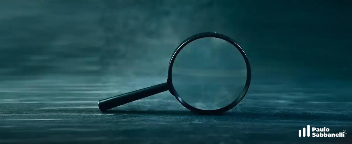 Lupa apoiada sobre uma superfície escura e molhada, em tom azul-esverdeado