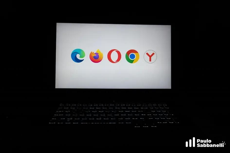 Tela de notebook exibindo ícones de vários navegadores lado a lado em ambiente escuro