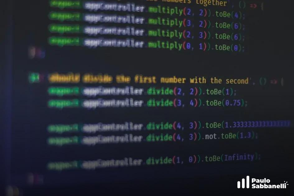 Código de teste automatizado em JavaScript checando resultados de multiplicação e divisão