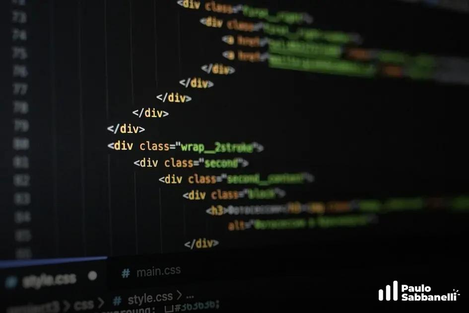 Código HTML com divs aninhadas em amarelo e verde, abas de arquivos style.css e main.css abaixo