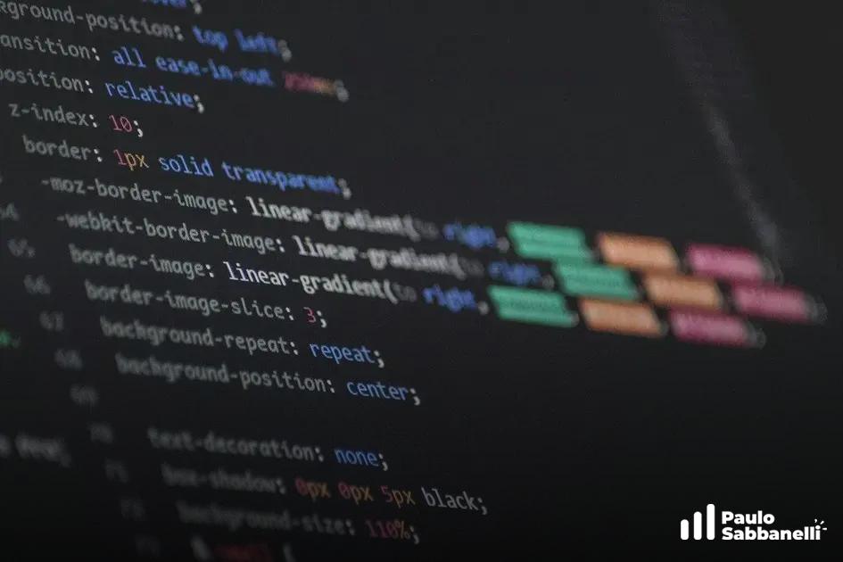Close-up de código CSS com faixas coloridas em degradê formando um efeito de gradiente