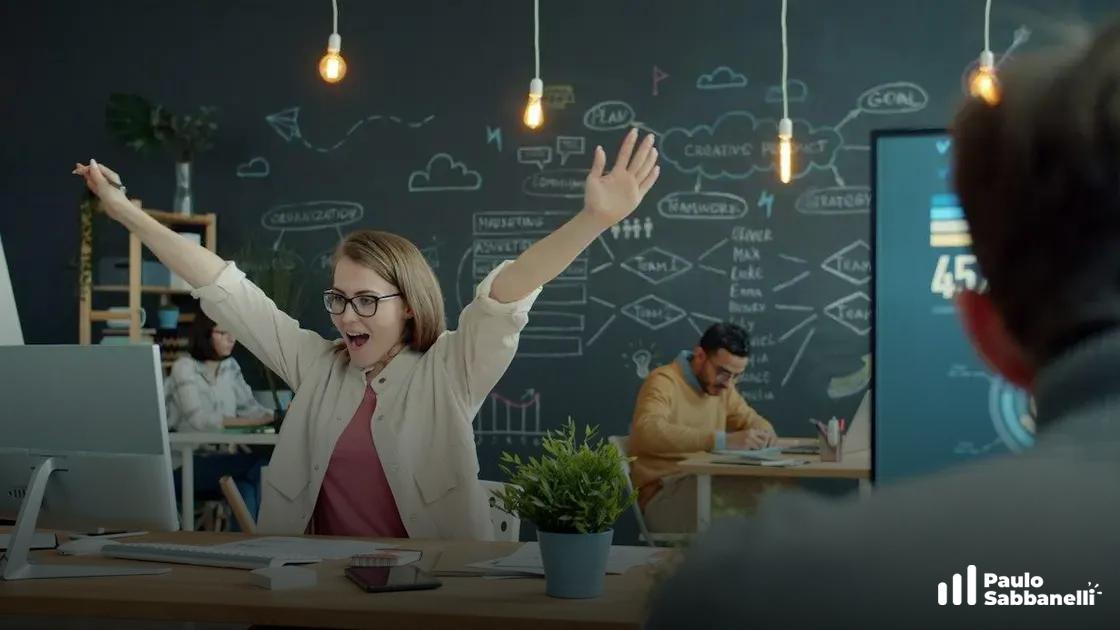 Mulher comemora de braços erguidos em escritório com quadro cheio de anotações de marketing ao fundo