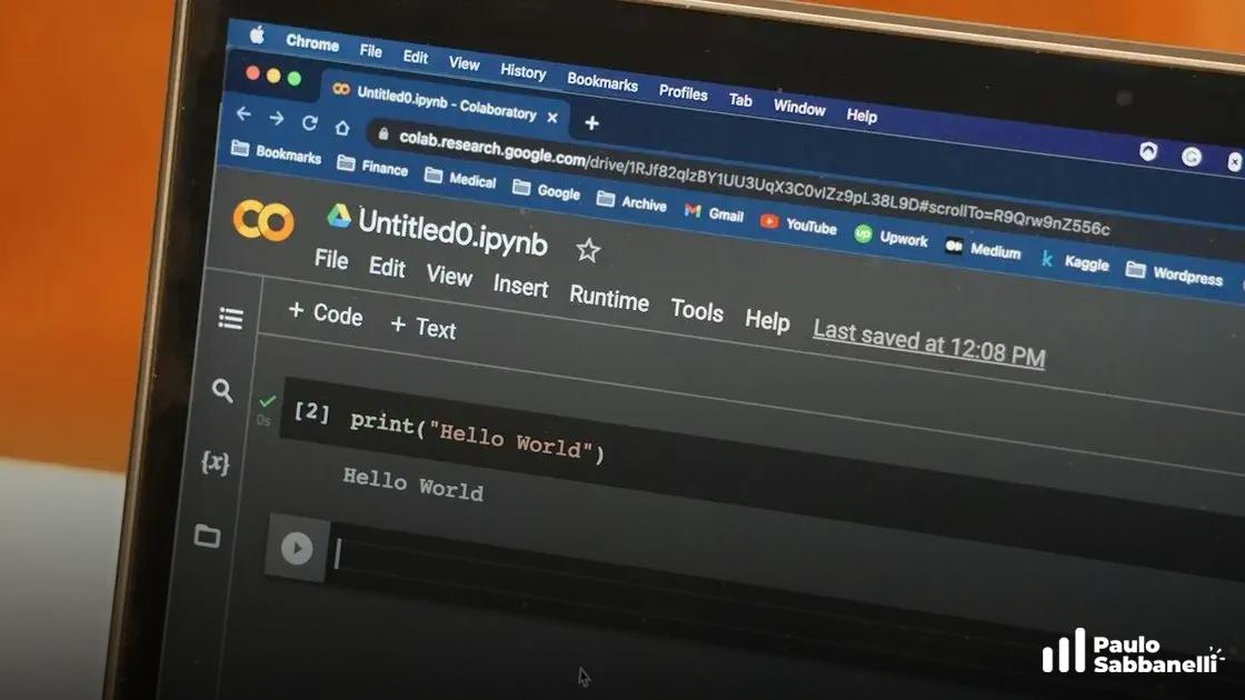 Notebook exibe Google Colab com código Python imprimindo Hello World