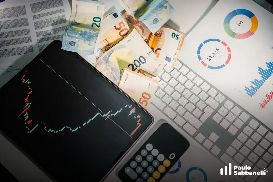 Tablet com gráfico de candles ao lado de notas de euro e relatório impresso com gráfico de pizza