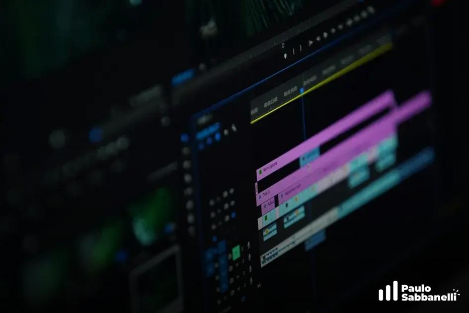 Tela desfocada de editor de vídeo com faixas coloridas em tons de roxo e turquesa