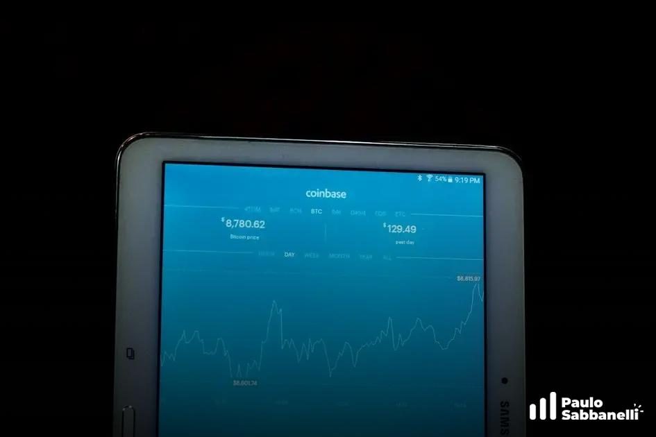 Tablet exibe aplicativo de investimentos com cotações e gráfico de criptomoeda em fundo escuro