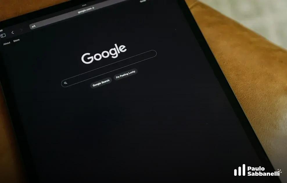 Tablet sobre superfície de couro exibe a página inicial de busca do Google