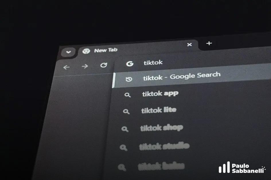 Nova aba do navegador exibindo sugestões de pesquisa do Google para tiktok, em modo escuro