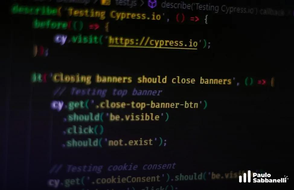Editor de código exibindo um teste automatizado em Cypress verificando o fechamento de banners
