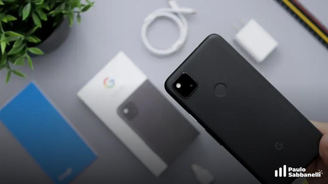 Smartphone Google Pixel preto sobre mesa ao lado da caixa e cabo de carregamento