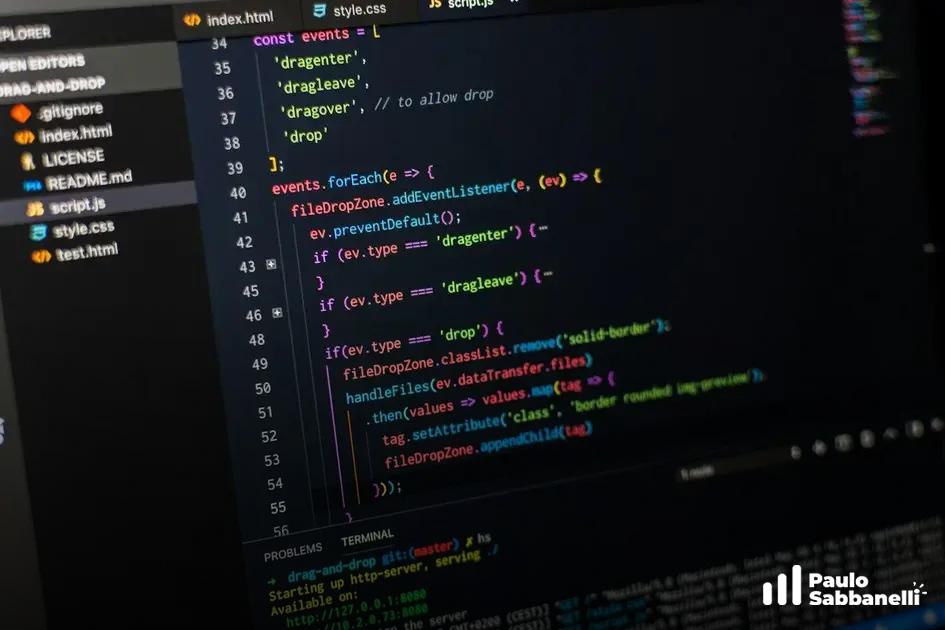 Editor de código com index.html aberto mostrando eventos de arrastar e soltar arquivos, terminal visível abaixo
