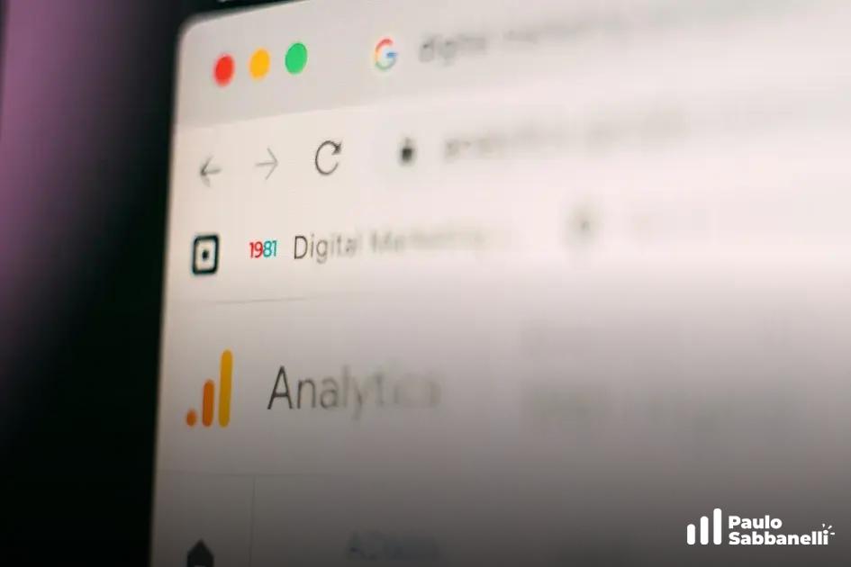 Close desfocado de navegador com busca por digital marketing e ícone do Google Analytics