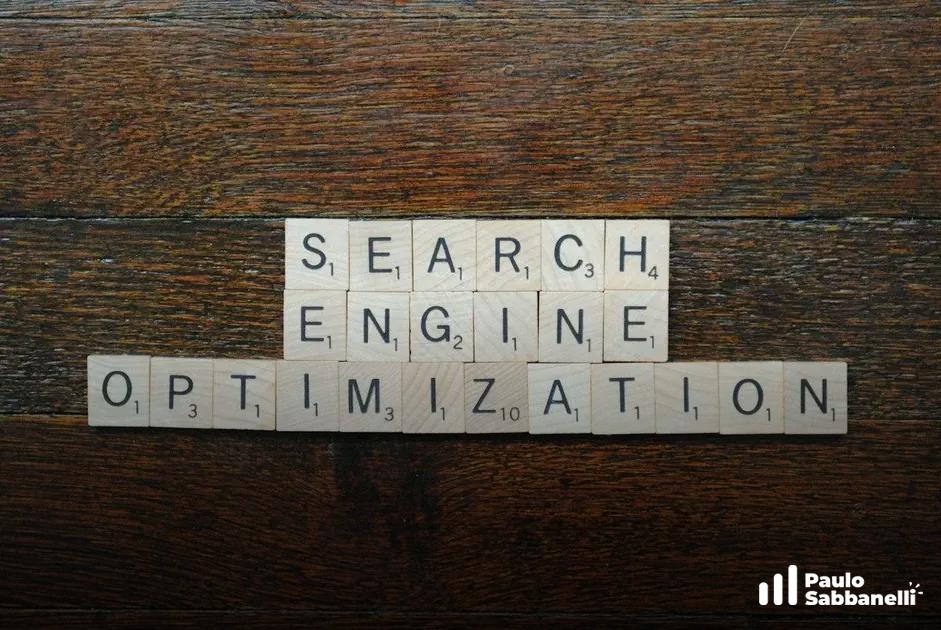 Peças de madeira formam as palavras Search Engine Optimization sobre mesa escura