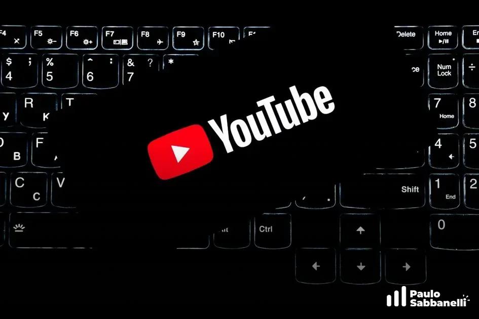 Logotipo vermelho do YouTube em destaque sobre teclado escuro