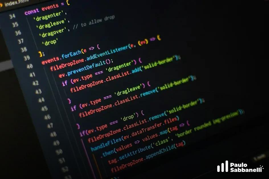 Editor escuro com código JavaScript para eventos de arrastar e soltar arquivos, aba index.html