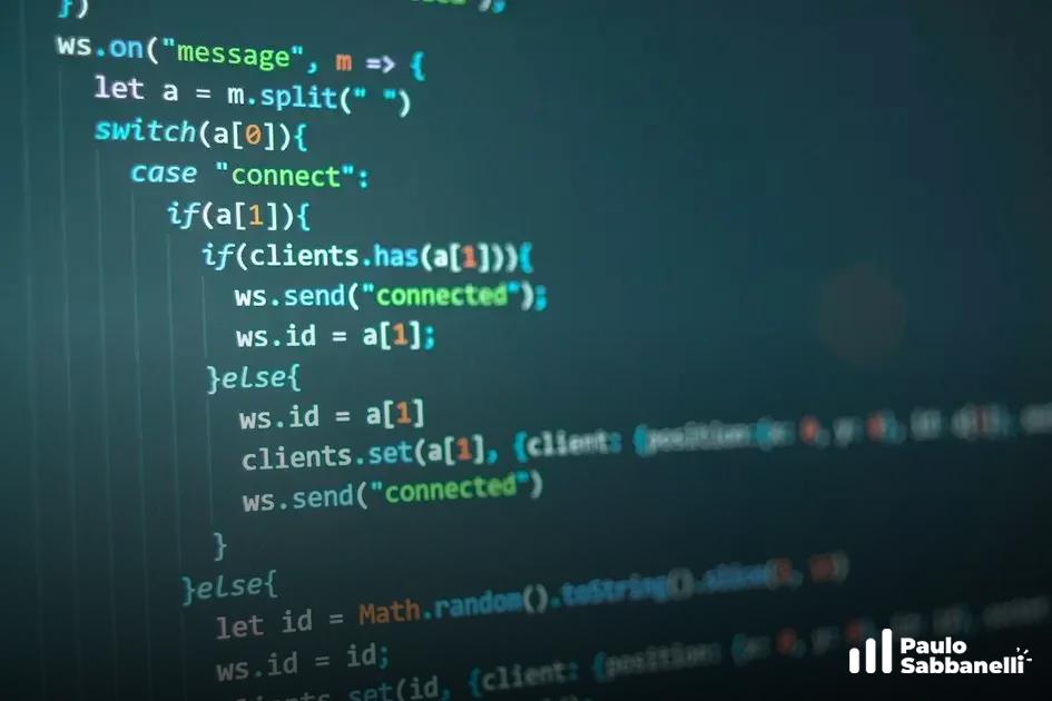 Código JavaScript de servidor WebSocket tratando mensagens e conexões de clientes