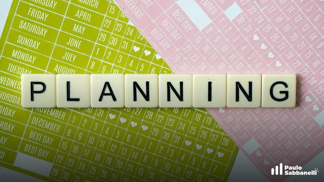 Peças de jogo formando a palavra Planning sobre calendários verdes e rosa