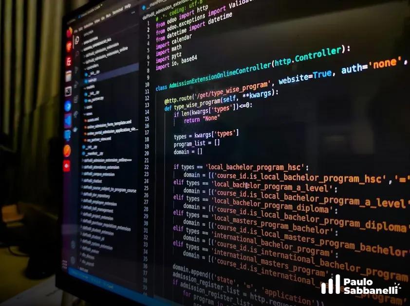Monitor amplo mostrando código Python de uma classe controller com rotas e programas de admissão