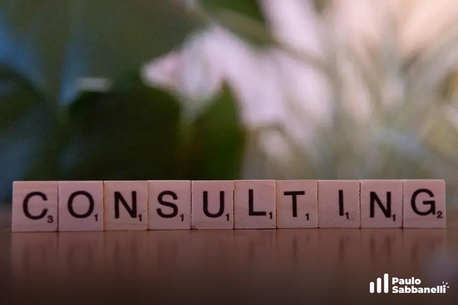 Peças de madeira formam a palavra Consulting sobre superfície refletiva
