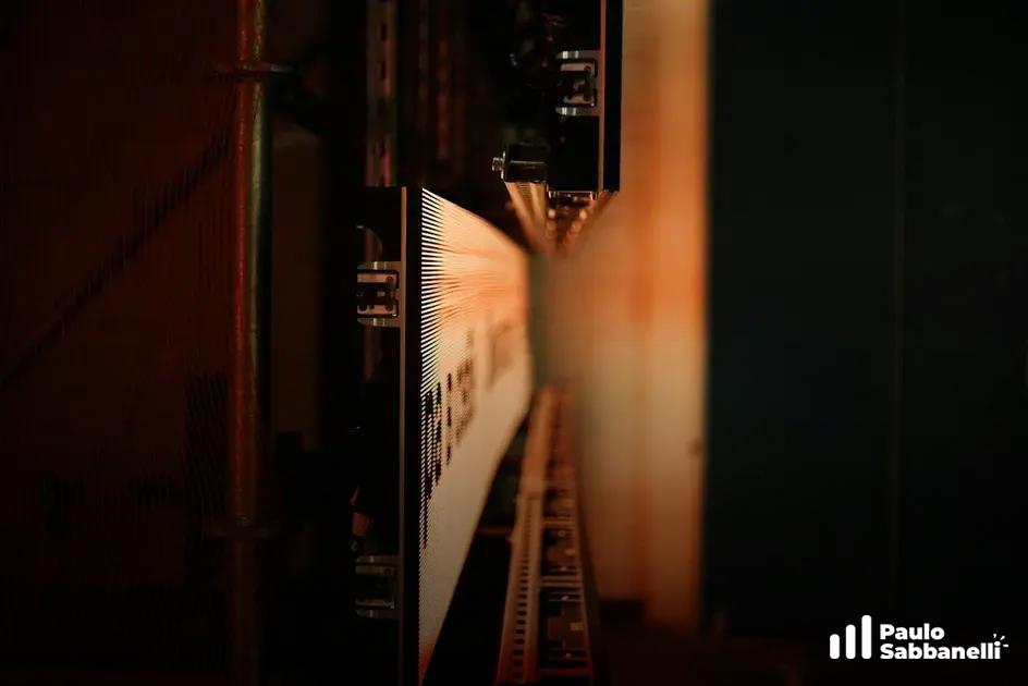 Close-up de um rack de servidores iluminado em ambiente escuro de data center