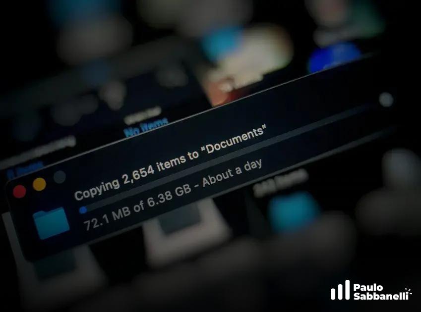 Janela escura de computador mostrando a cópia de milhares de arquivos para uma pasta