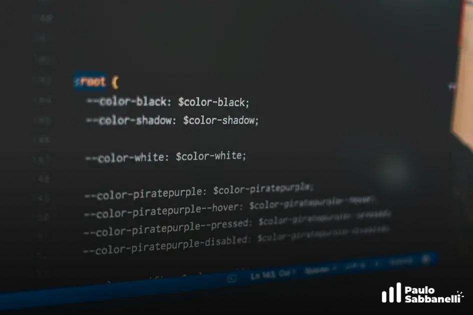 Código SCSS definindo variáveis de cor como preto, branco e roxo personalizado