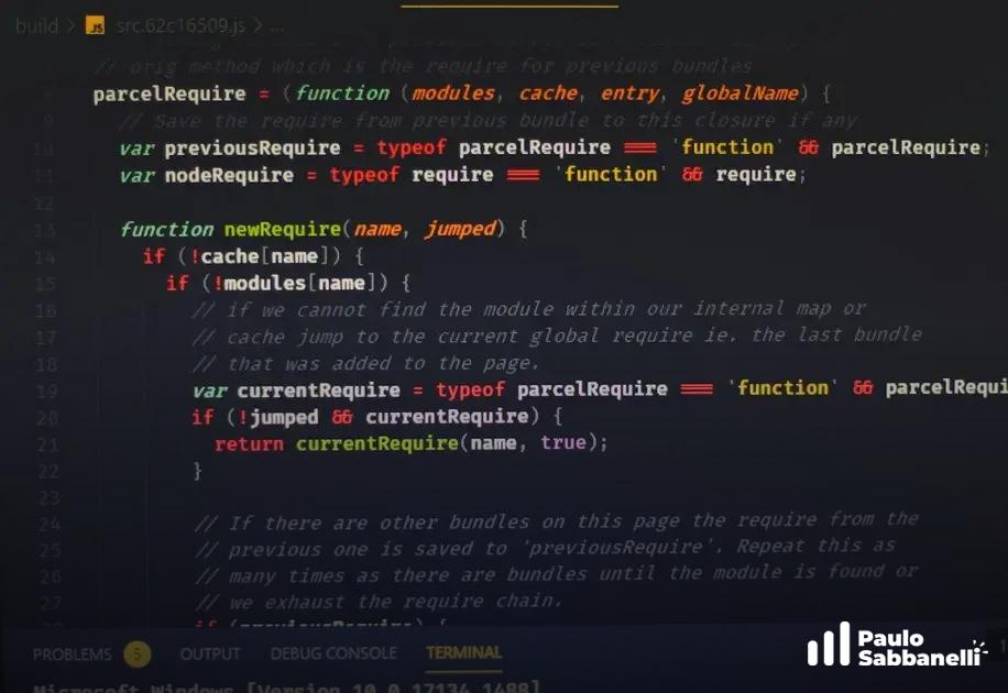 Editor de código com painel de terminal aberto mostrando função parcelRequire em tela escura de build
