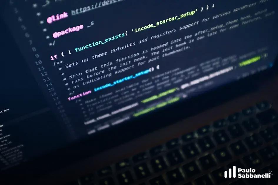 Teclado de notebook desfocado em primeiro plano com código PHP de tema WordPress ao fundo