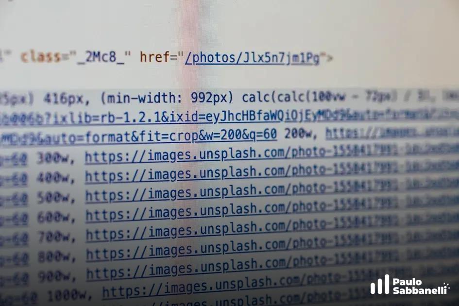 Close de tela de navegador exibindo código HTML com links de imagens do Unsplash em diferentes resoluções