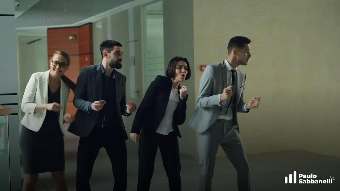 Quatro profissionais de terno andando apressados por um corredor de escritório