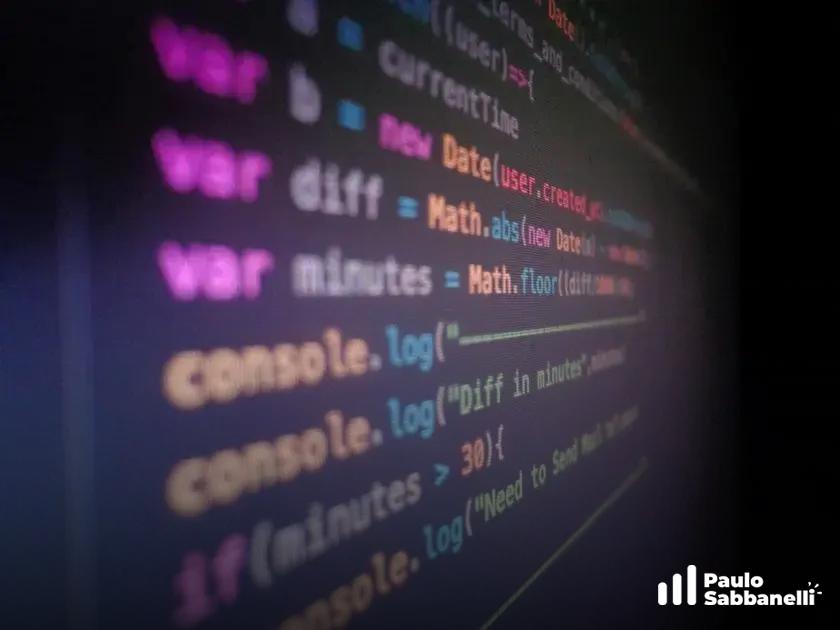 Código em perspectiva inclinada mostrando cálculo de minutos entre datas em tons rosa e azul