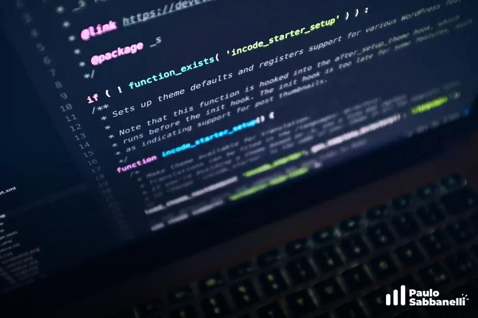 Notebook com teclado escuro exibindo código PHP de configuração de tema