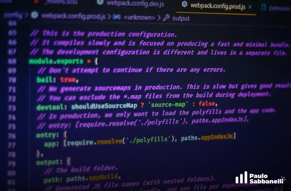Duas abas de configuração do Webpack abertas em editor escuro, uma de desenvolvimento e outra de produção