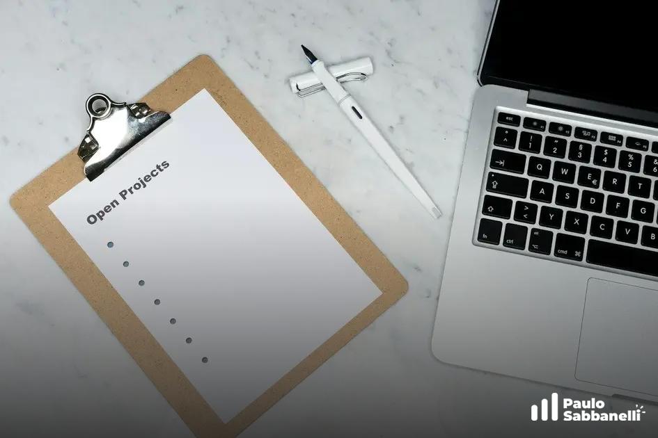 Prancheta com lista Open Projects ao lado de uma caneta stylus e canto de um notebook
